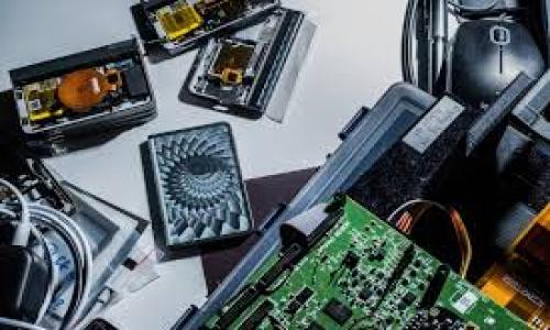   冷钱包中的USDT会被盗吗？详细分析与安全指南 / 
 guanjianci 冷钱包, USDT, 数字货币安全, 加密货币防盗 /guanjianci 

在数字货币的世界里，安全性始终是一个备受关注的话题。随着越来越多的用户选择投资和使用加密货币，如何保护这些资产成为了大家共同的关心点。其中，冷钱包作为一种存储加密货币的方式，因其优越的安全性而受到许多用户的青睐。但即便如此，许多人仍然担心“冷钱包中的USDT会被盗吗？”这个问题。那么，冷钱包究竟能否确保加密货币的安全？下面我们将详细探讨这一问题。

什么是冷钱包？
冷钱包是指离线存储数字货币的一种方法，它并不与互联网直接连接，因此被认为是非常安全的存储方式。冷钱包的形式多种多样，包括硬件钱包、纸钱包以及其他形式的离线存储设备。相较于热钱包，冷钱包可以更好地防止黑客攻击、网络钓鱼等安全威胁。为了理解冷钱包的安全特性，我们需要更深入地认识它的工作原理。

如何使用冷钱包存储USDT？
存储USDT等数字货币到冷钱包中，用户首先需要选择适合的冷钱包类型。例如，硬件钱包如Ledger和Trezor等，能够提供更加便捷和安全的使用体验。在使用硬件钱包时，用户需要下载相关的管理软件，并通过USB连接将硬件钱包与计算机相连，进行到账转移。用户可以通过生成的专属地址，将USDT转入冷钱包。操作完成后，用户可以断开连接并安全保存硬件钱包，从而实现离线存储。

冷钱包的安全性分析
冷钱包的核心优势在于其高安全性。由于它的离线特性，冷钱包几乎不可能受到在线攻击。但并不意味着冷钱包是绝对安全的。用户在使用冷钱包时也需遵循一系列安全措施。例如，确保硬件钱包的韧性和来源，使用强密码，并避免在不安全的计算机上管理钱包。此外，不同类型的冷钱包也有各自的潜在风险，用户需做全面评估。

冷钱包也可能被盗的情形
虽然冷钱包因其离线特点而具有很高的安全性，但是绝对的安全是不存在的。冷钱包依然可能在特定情况下被盗，其中可能的情形包括：1. 用户的遗漏或失误，如不慎泄露钱包的助记词或私钥；2. 硬件钱包本身存在设计缺陷或安全漏洞；3. 用户的操作不当造成私钥泄露等等。这都是需要用户特别注意并采取措施防止的情况。

如何保障冷钱包中的USDT安全？
为了最大程度地保障冷钱包中的USDT安全，用户可以采取以下几种方法。首先，务必使用知名品牌的冷钱包产品，确保其经过严格的质量检测和市场验证。其次，确保在下载和使用任何管理软件时，都来自官方渠道，以避免钓鱼软件的风险。再次，对于生成的私钥和助记词，一定要进行妥善存储，最好是通过物理方式备份，而不是在网络上存储。最后，定期检查冷钱包的安全性，及时关注任何可能的安全更新。

冷钱包安全性面临的挑战
尽管冷钱包的安全性相对较高，但用户仍需面对一些潜在的安全挑战。例如，存储介质的物理损坏、丢失或被窃取都会导致用户损失数字资产。此外，用户需要对各种冷钱包的安全性保持警惕，因为某些冷钱包可能存在设计缺陷或黑客攻击的历史。因此，了解冷钱包的使用特点和风险，适时进行安全评估非常重要。

总结
综上所述，冷钱包作为数字货币的存储方案，确实具有较高的安全性，能够有效防止在线攻击。然而，用户依然需要对冷钱包中的USDT进行细致的保护，避免因自身的疏忽而造成资产损失。通过遵循合理的安全措施，用户能够在享受数字货币带来的便利同时，保护好自己的资产安全。

可能的相关问题
在分析了冷钱包的安全性之后，用户可能会有以下问题：
1. 冷钱包比热钱包安全吗？
   冷钱包相较于热钱包而言，确实更加安全。热钱包由于连接互联网，其资产理论上更易受到攻击，而冷钱包由于其离线特性，黑客无从下手。

2. 冷钱包可以存储所有类型的加密货币吗？
   并非所有冷钱包能够存储所有类型的加密货币，用户需根据冷钱包的支持情况来选择存储的数字资产。某些冷钱包可能仅支持特定的货币、代币。

3. 如果硬件钱包丢失了，怎么办？
   如果冷钱包遗失，用户的资产安全会受到威胁。用户需要依靠事先备份的助记词或私钥来恢复其资产，但如果这些信息也遭到盗取，资产很难找回。

4. 如何选择合适的冷钱包？
   用户可以根据安全性、易用性、价格及支持的数字货币种类来选择合适的冷钱包。市场上的知名品牌通常会给用户更多的保障。

5. 冷钱包有什么使用限制吗？
   冷钱包的使用限制主要在于其不支持即时交易。使用冷钱包需要将资产转移至热钱包中，才能进行交易，这相较于热钱包不够便利。

6. 冷钱包的价格一般是多少？
   冷钱包的价格从几十到几百美元不等，具体取决于品牌及功能。一般来说，越安全、功能越全的冷钱包价格会相对较高。